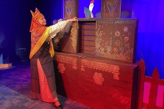    В спектакле задействована лишь одна актриса, но благодаря разнообразным куклам — планшетным, перчаточным и каталкам — она легко создает целый мир персонажей. Фото: Пресс-служба театра кукол «Арлекин»