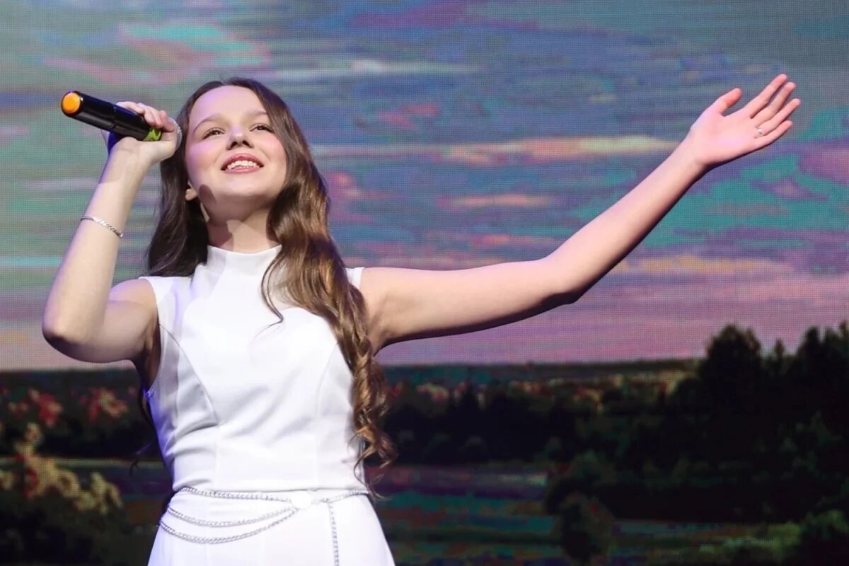    Заслуженный артист России Сергей Войтенко написал песню для юной псковички