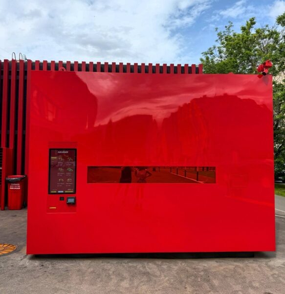 Законный это киоск или незаконный, интересно. Совсем не похож на те, которые согласовывают городские комитеты. Фото: ТГ-канал «Петя из Бюро»