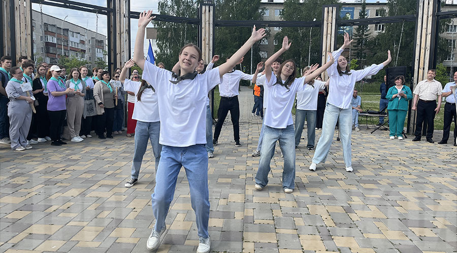 Ярким моментом акции стал зажигательный флешмоб выпускников школы №18