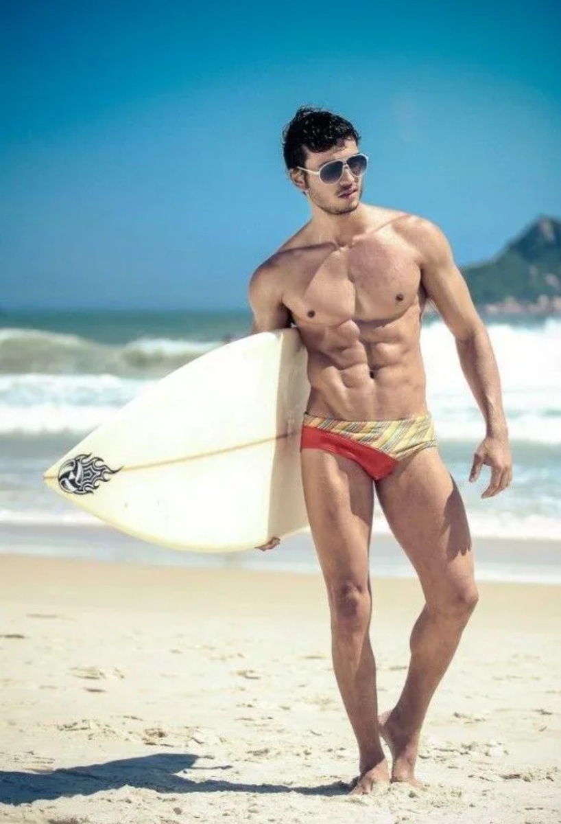 Фото с мужчиной на пляже, из интернета.