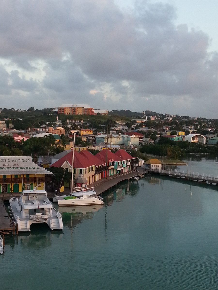 Вид с палубы корабля на Антигуа. Фото автора. 