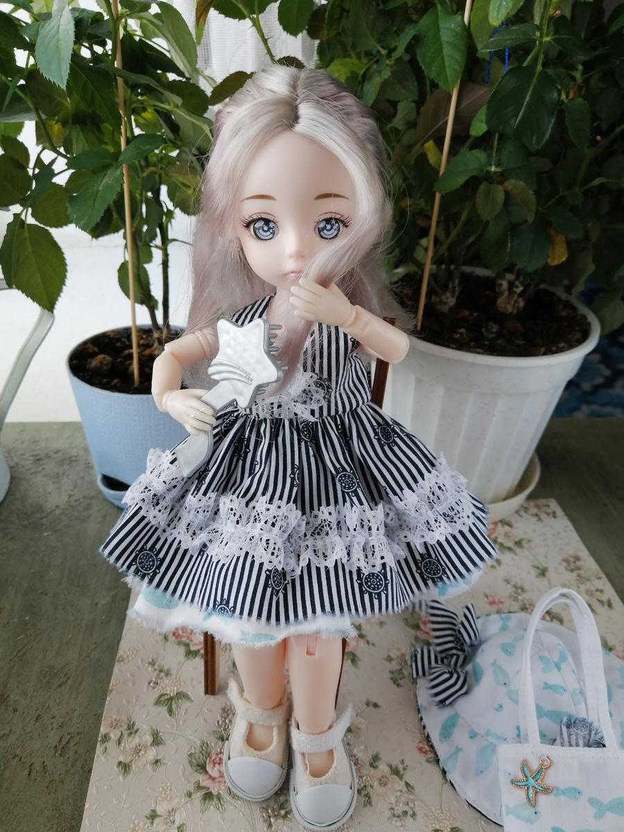 Причесывает локоны