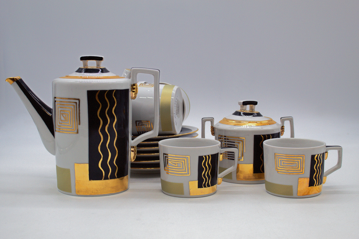 Безенкова Марина Леонидовна (роспись). Форма «Цилиндр». Сервиз чайный «Лабиринт». 2024. Дулёво. (Состав – 14 предметов. Цена 35 000 ₽). Источник: dulevo.ru