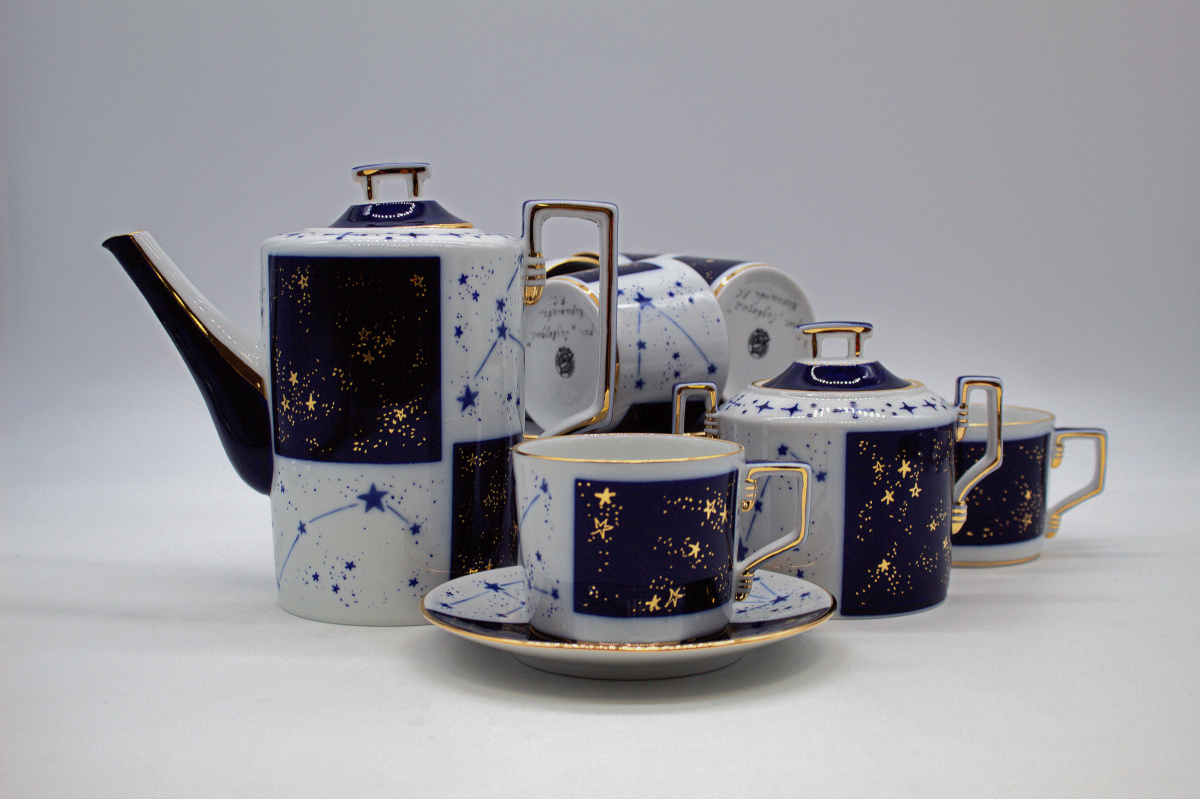 Коришева Ольга Петровна (роспись). Форма «Цилиндр». Сервиз чайный «Созвездия». 2024. Дулёво. (Состав – 14 предметов. Цена 25 000 ₽). Источник: dulevo.ru