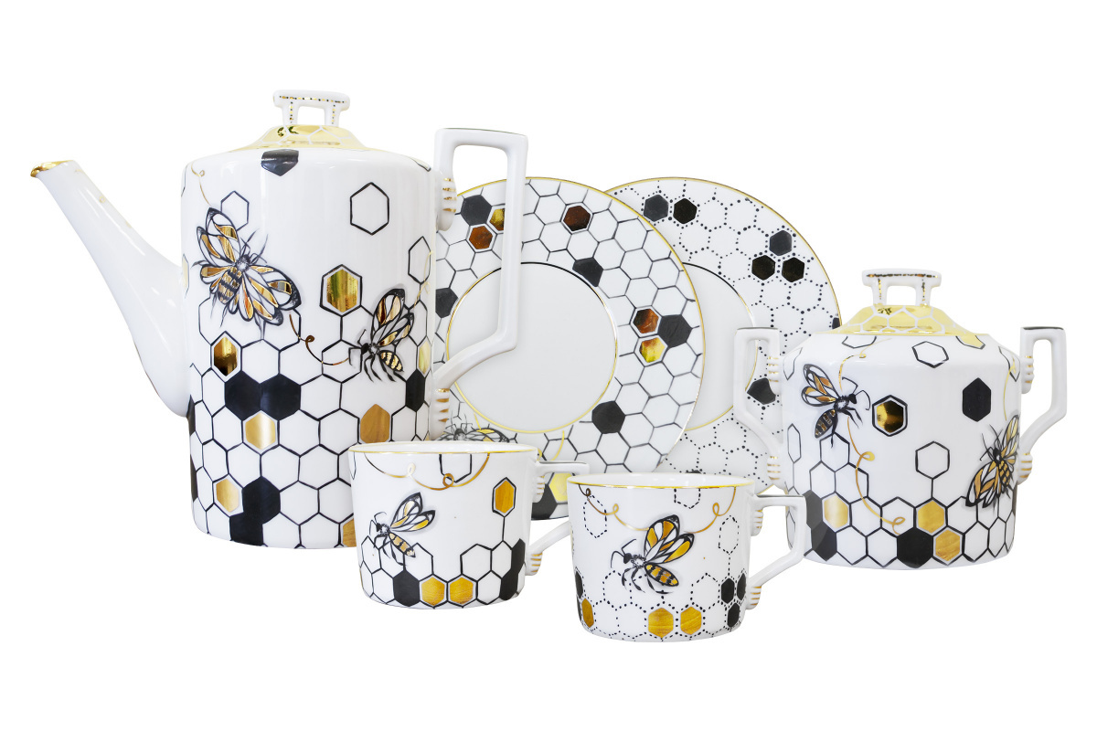 Ковтун София Александровна (роспись). Форма «Цилиндр». Сервиз чайный «Соты». 2024. Дулёво. (Состав – 14 предметов. Цена 35 000 ₽). Источник: dulevo.ru