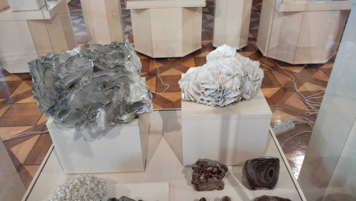 Белый селенит в музее Богододицка, Россия 