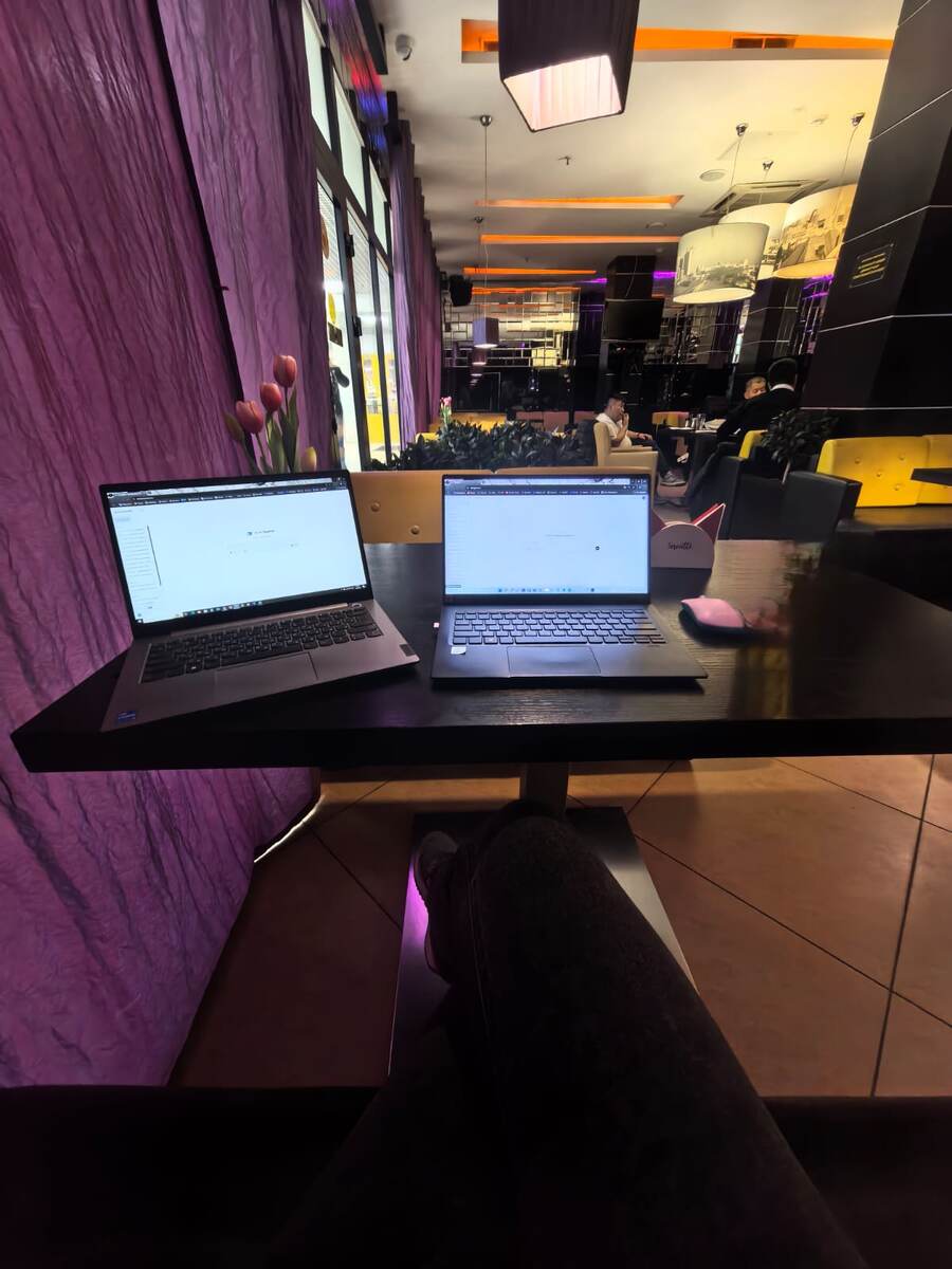 Помогаю другу, пишем стратегию продвижения. Мой перфиционизм заставил взять меня два ноута.