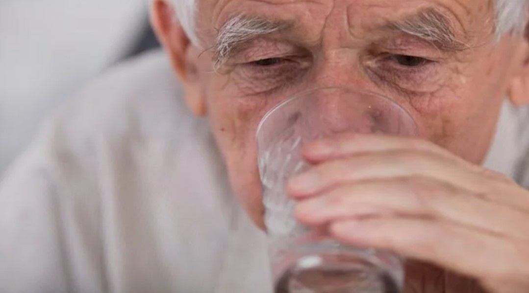 И главное: человеку давали понять, что вода — это не “вдобавок к кофе”, а основа жизни.
