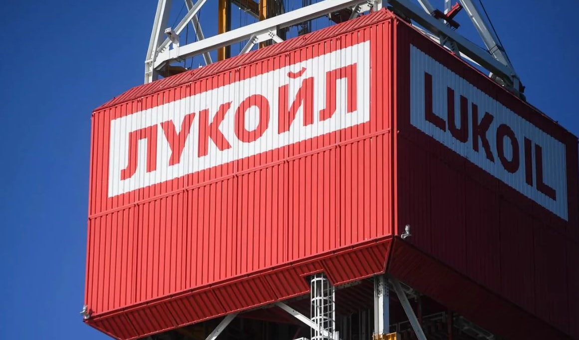 На предприятии "Лукойл-Пермнефтеоргсинтез" система предиктивной аналитики предсказывает выход оборудования из строя как минимум за 50 дней. Это позволяет заблаговременно планировать ремонтные работы и минимизировать незапланированные простои.