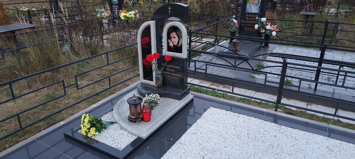 Памятник для девушки с элегантным дизайном.