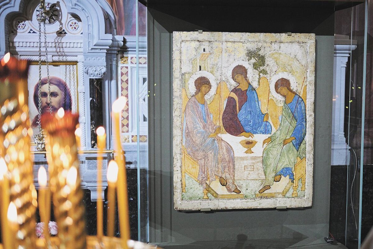 Икона "Святая Троица" Андрея Рублева перед началом Рождественского богослужения в храме Христа Спасителя в Москве. Рамиль Ситдиков / РИА Новост