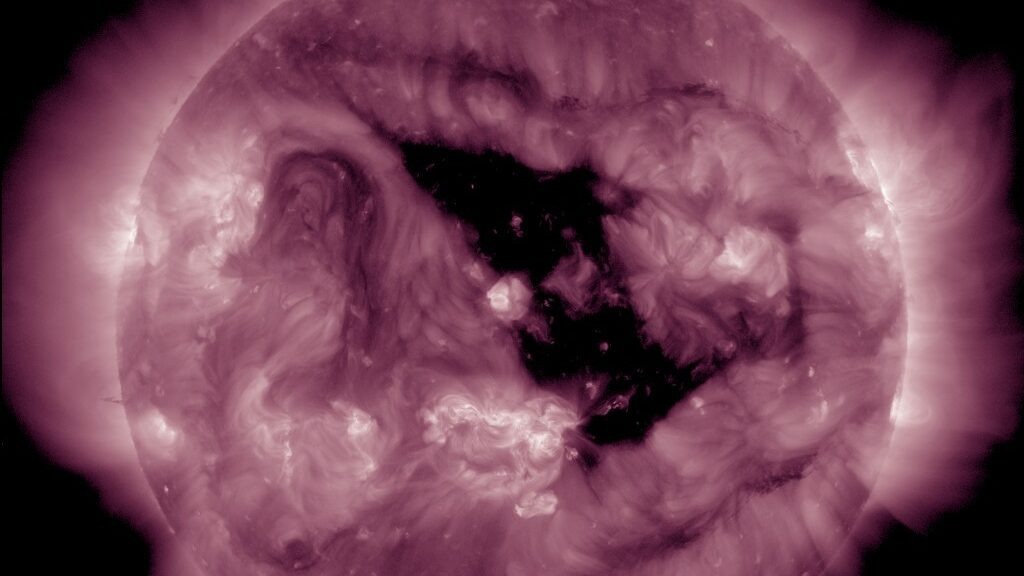    Корональные дыры на Солнце 23 июня 2025 года. Фото: Лаборатория солнечной астрономии РАН