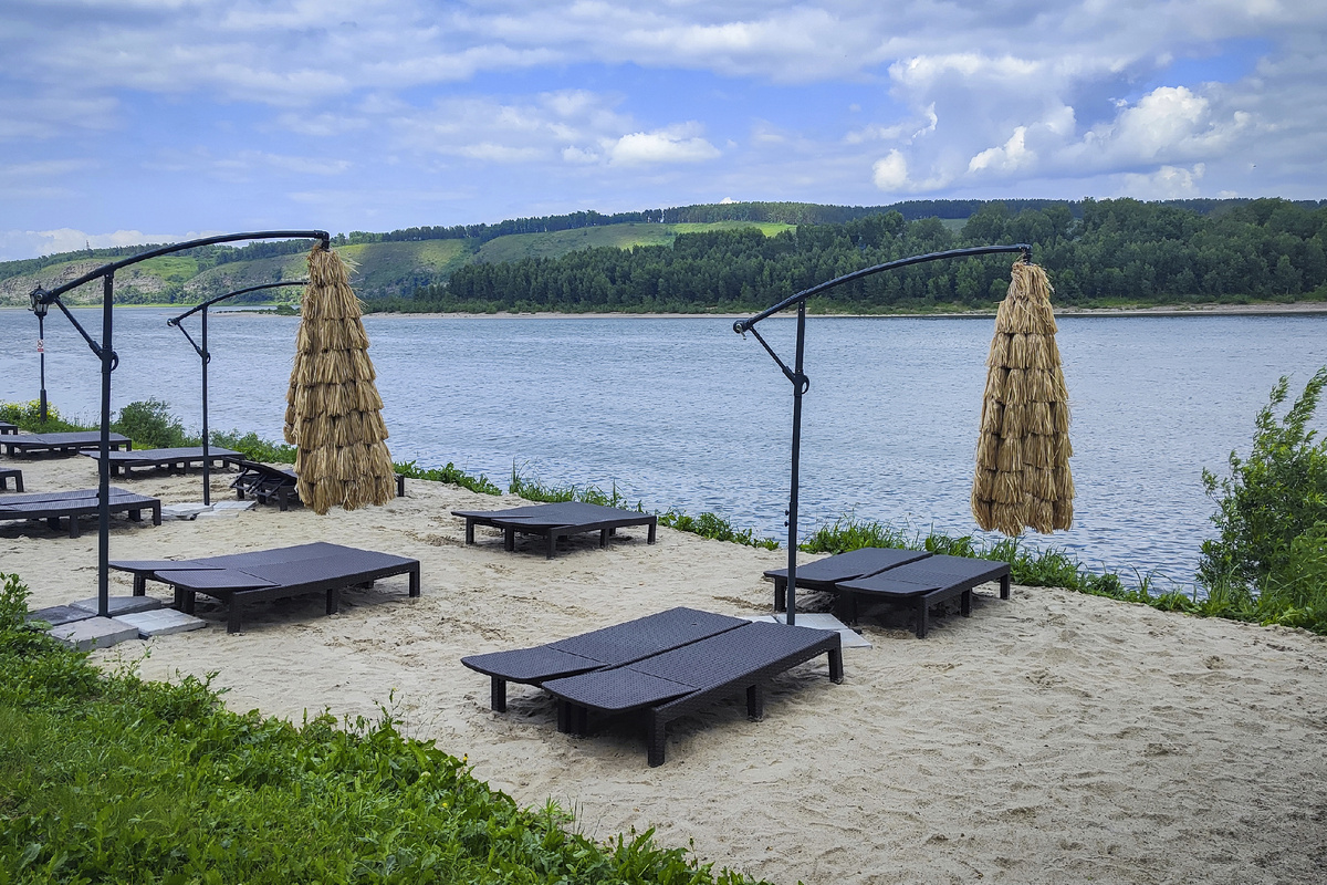 Пришёл на пляж, либо сядь либо ляжь