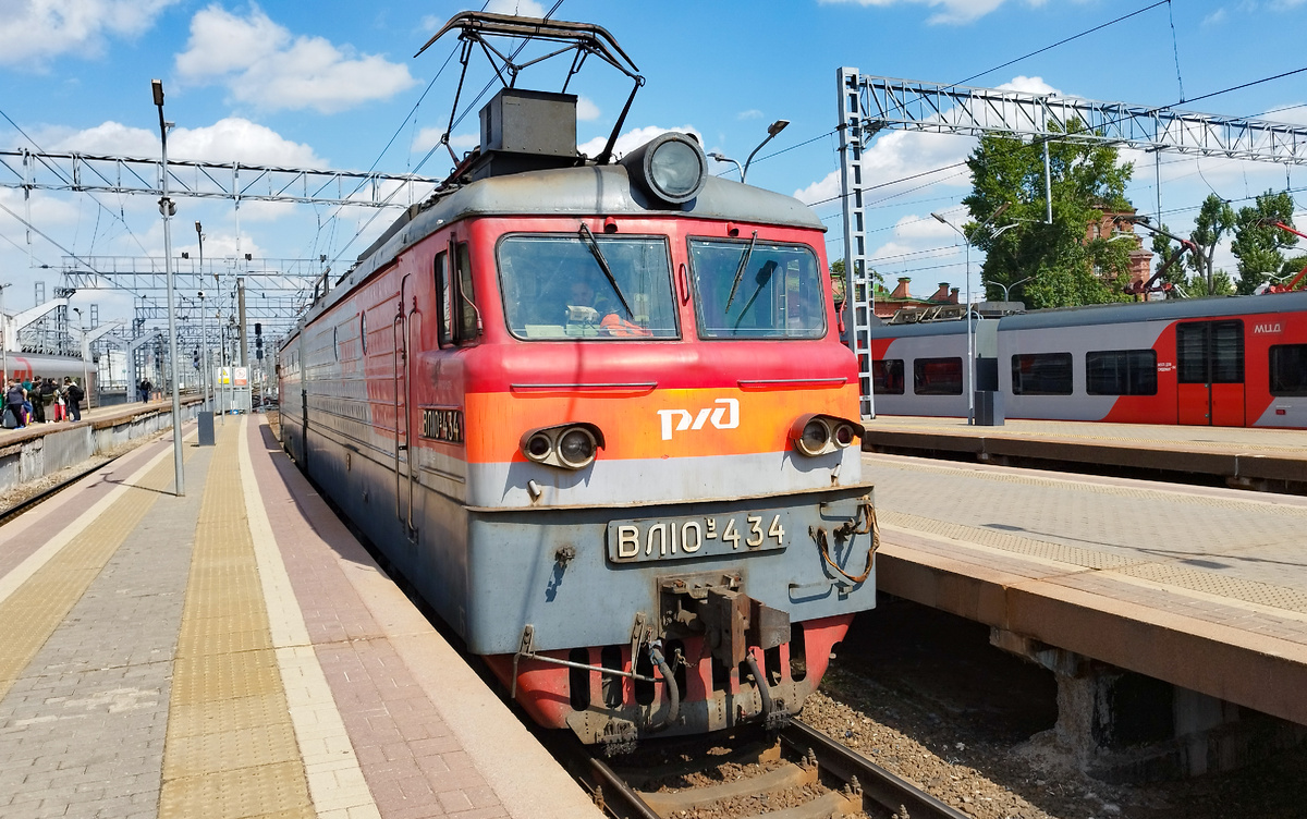 Электровоз ВЛ10У-434 на Ленинградском вокзале