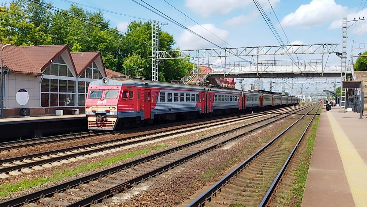 Электропоезд ЭТ2М-113 прибывает на платформу Петровско-Разумовская