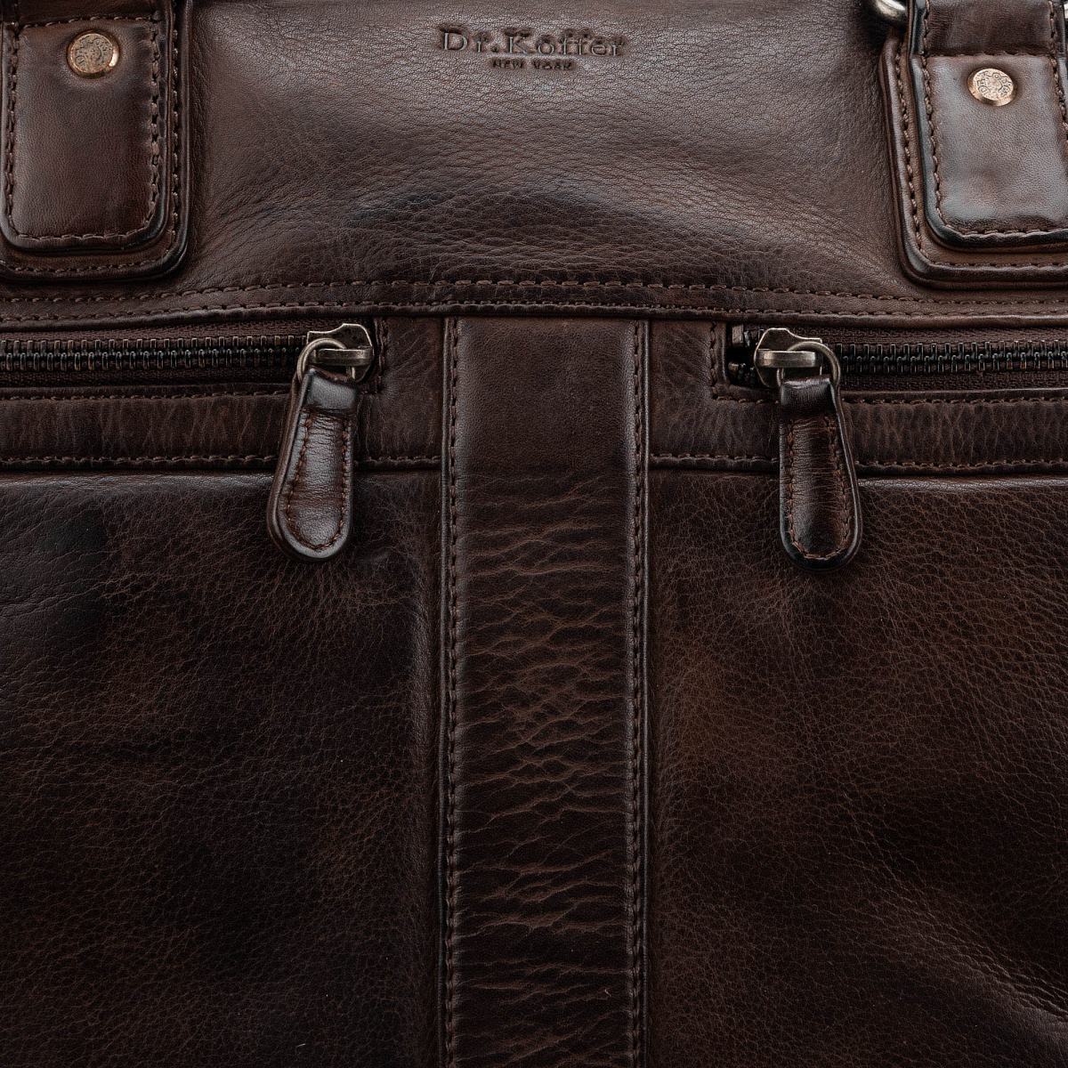 Dr.Koffer работает с редкими сортами кожи (например, Kara или Deer Cow) и разрабатывает дизайны, которые не кричат, но заявляют о себе.