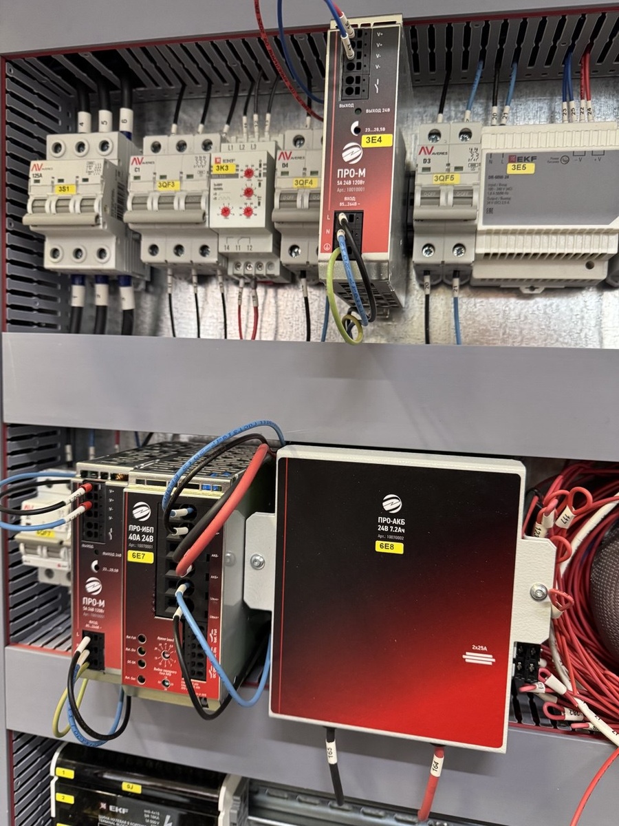 Шкаф автоматики с системой питания, включающая в себя: источник питания ПРО-М 5А, ПРО-ИБП 40А и ПРО-АКБ 7.2 Ач