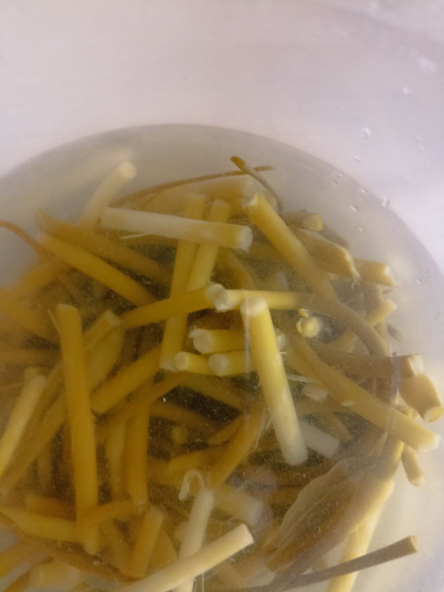 так выглядит маринад с чесночными стрелками, готовый к длительному хранению в холодильнике. Удобно тем, что не нужно стерилизовать и закатывать в стеклянные банки, можно в любое время достать нужно количество, а остальное снова убрать в холодное место.