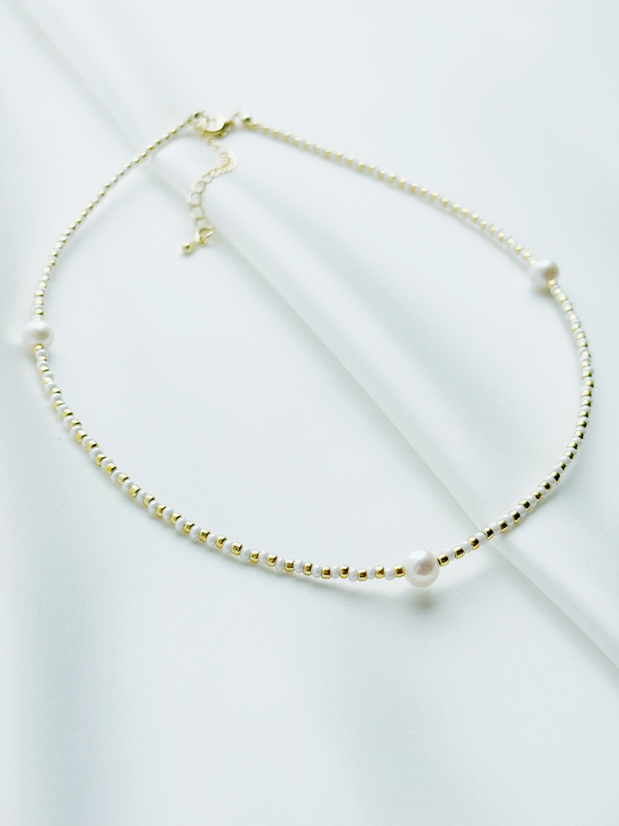 Три жемчужины, словно ноты, расставленные в гармоничном порядке, придают этому чокеру особый шарм и элегантность.