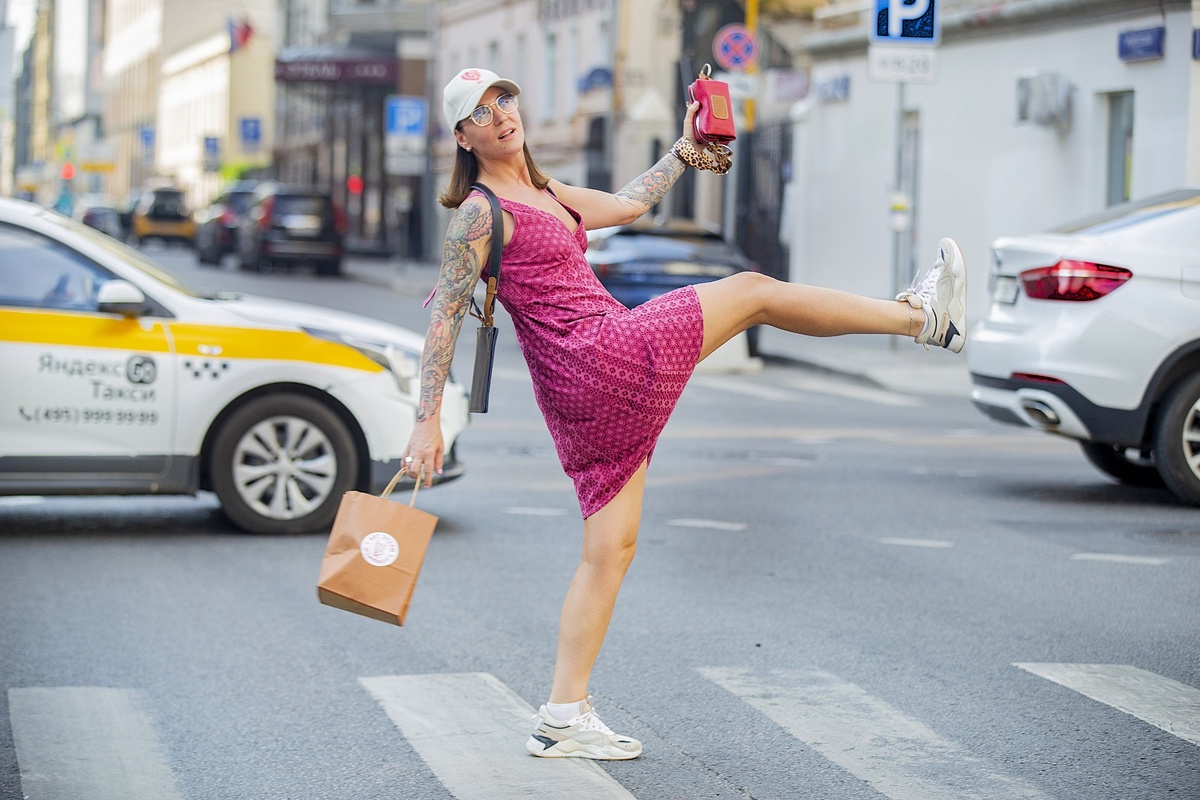 Индивидуальное шопинг-сопровождение с авторской экскурсией по топовым стендам выставок и ярмрок в Москве офлайн и из любой точки Мира онлайн. На фото Нина Маршак (модель 40+ для эмоционального контента), фотограф Лена Киселёва. Материал со съёмок в Москве, июнь 2024 года для коллекции аксессуаров Российского бренда и сервиса подарков Art Queen shop. 