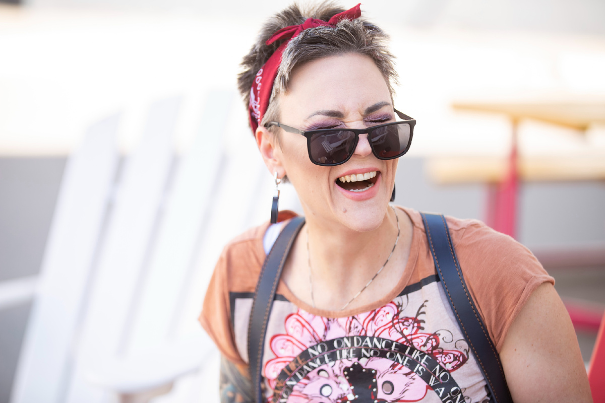 На фото Нина Маршак (модель 40+ для эмоционального контента), фотограф Лена Киселёва. Материал со съёмок в Москве, 25.05.2025 подкаст-сериал "Говорит Art Queen" сезон "Эвенторы снова в деле". 