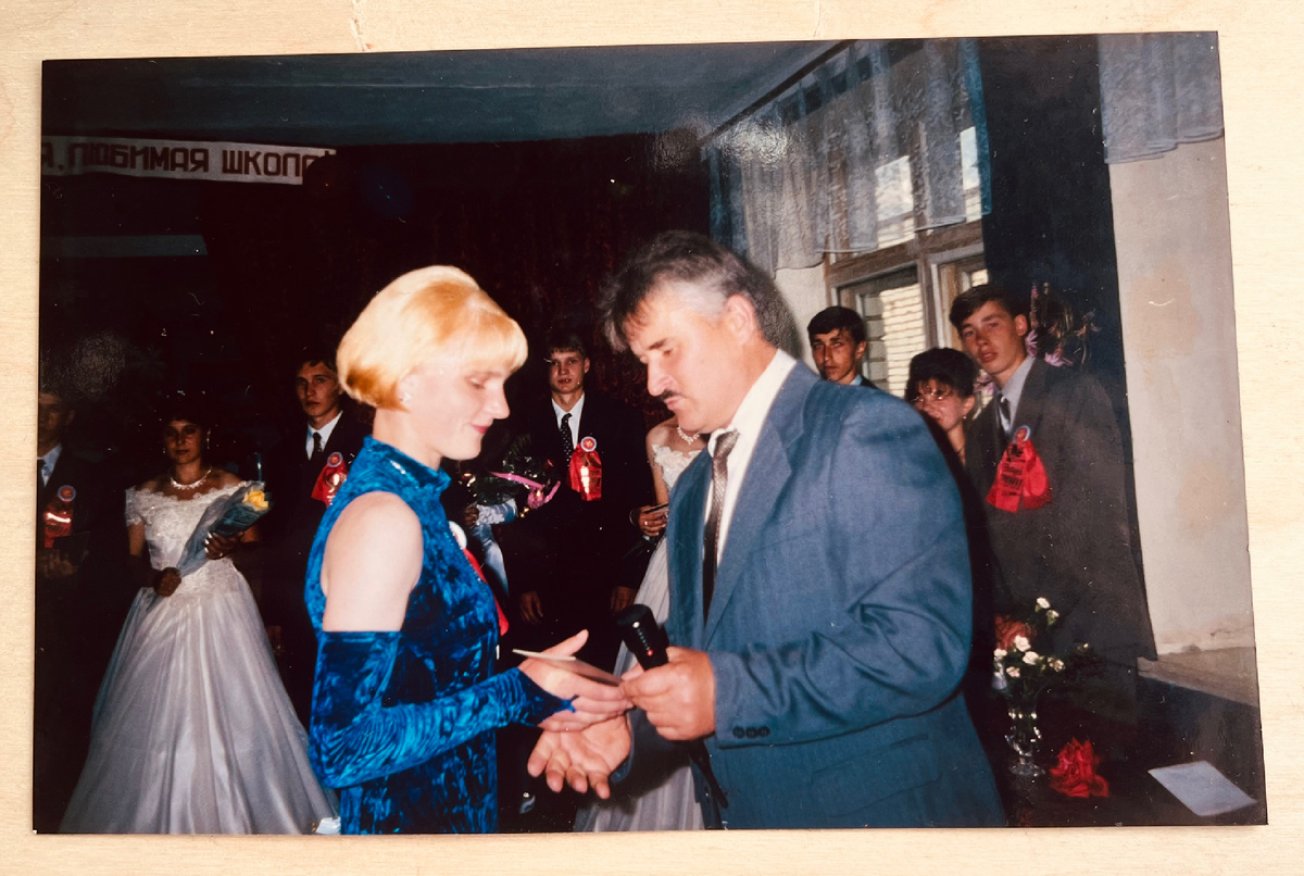 Вручение аттестата, почти все «5», одна «4», но медали не было, в 10-м классе на одну «4» больше, чем нужно было.