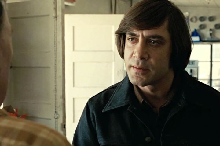 Хавьер Бардем. Кадр из фильма "Старикам тут не место", 2007, реж. Итан Коэн, Джоэл Коэн