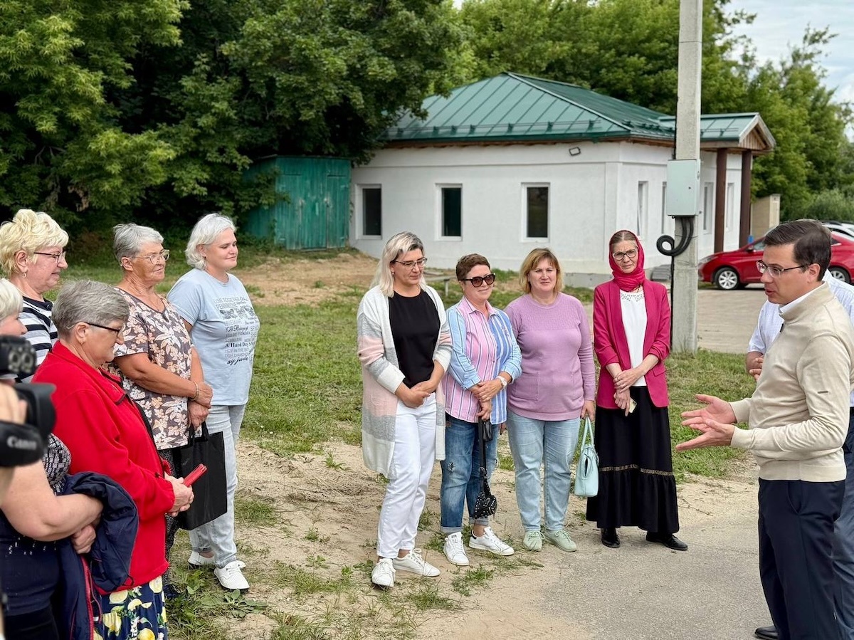    Вместе с Юрием Шалабаевым дорогу инспектировали жители села, которые голосовали за ее ремонт в рамках проекта «Вам решать!»