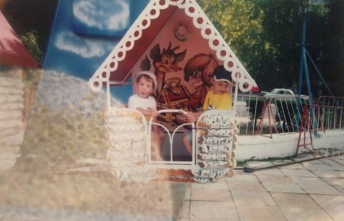 Андрей, как всегда веселится, Алексей прикидывает, на сколько поднялись над землёй