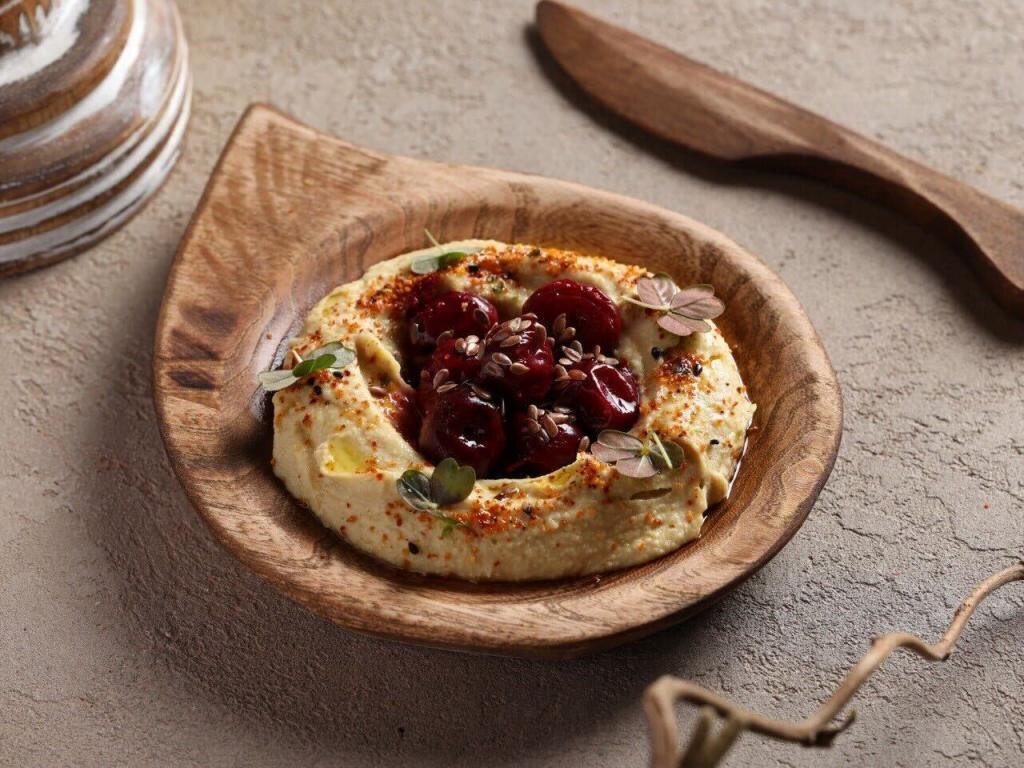 Хумус с вишневым вареньем и кахетинским маслом