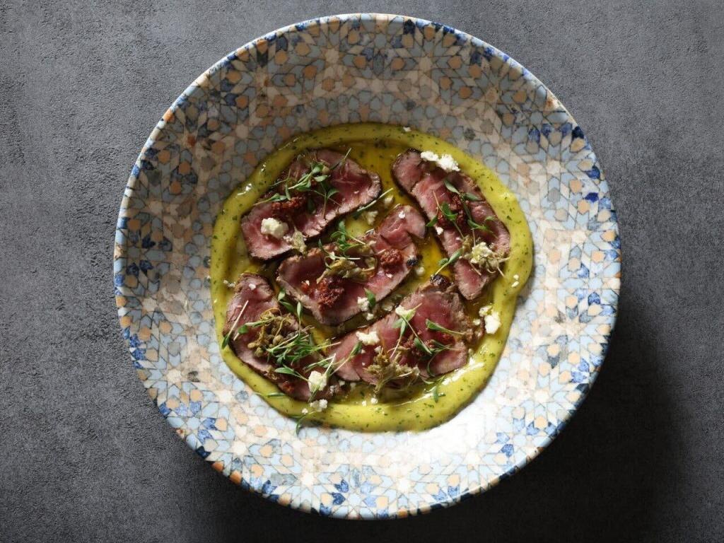 Опаленная телятина с соусом из трав и горной брынзой