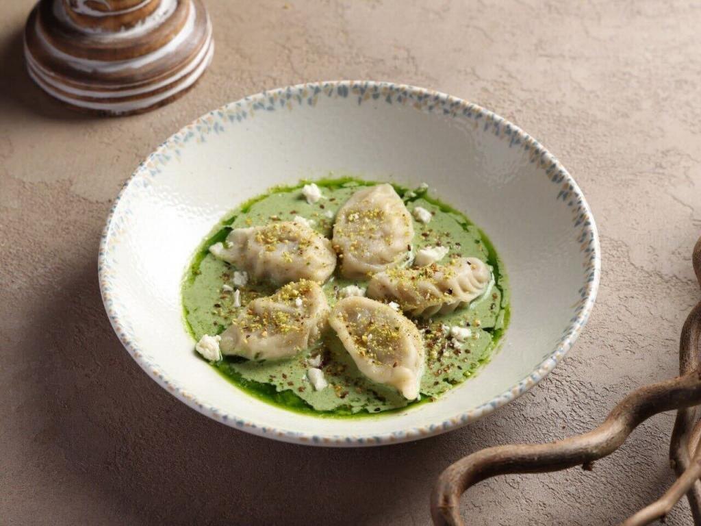 Курзе с яйцом, мятным соусом и фисташками