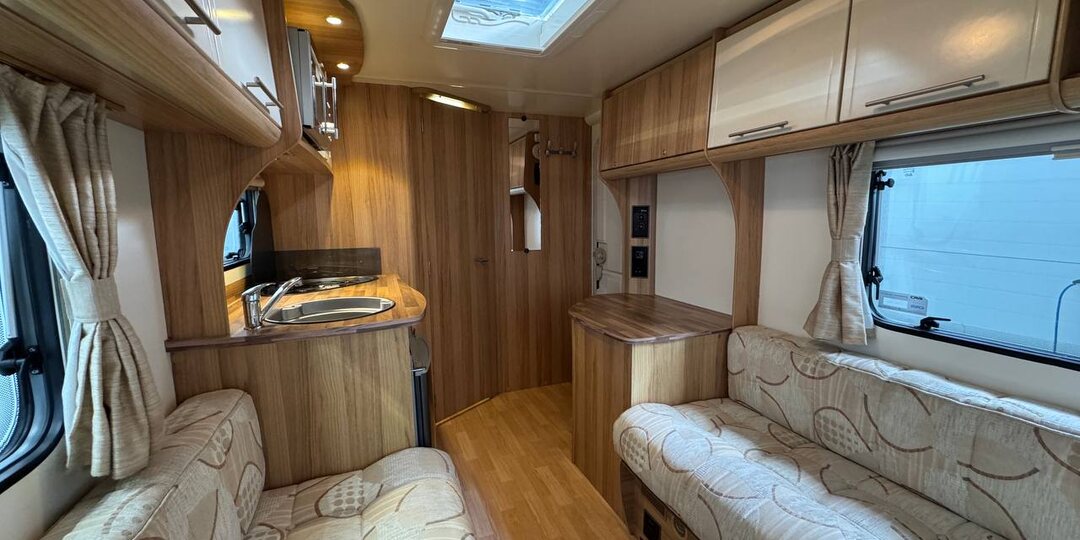 КАРАВАН ИЗ АНГЛИИ ВЫДЕЛЯЮЩИЙСЯ СВОЕЙ ФОРМОЙ И КОМПАКТНОСТЮ