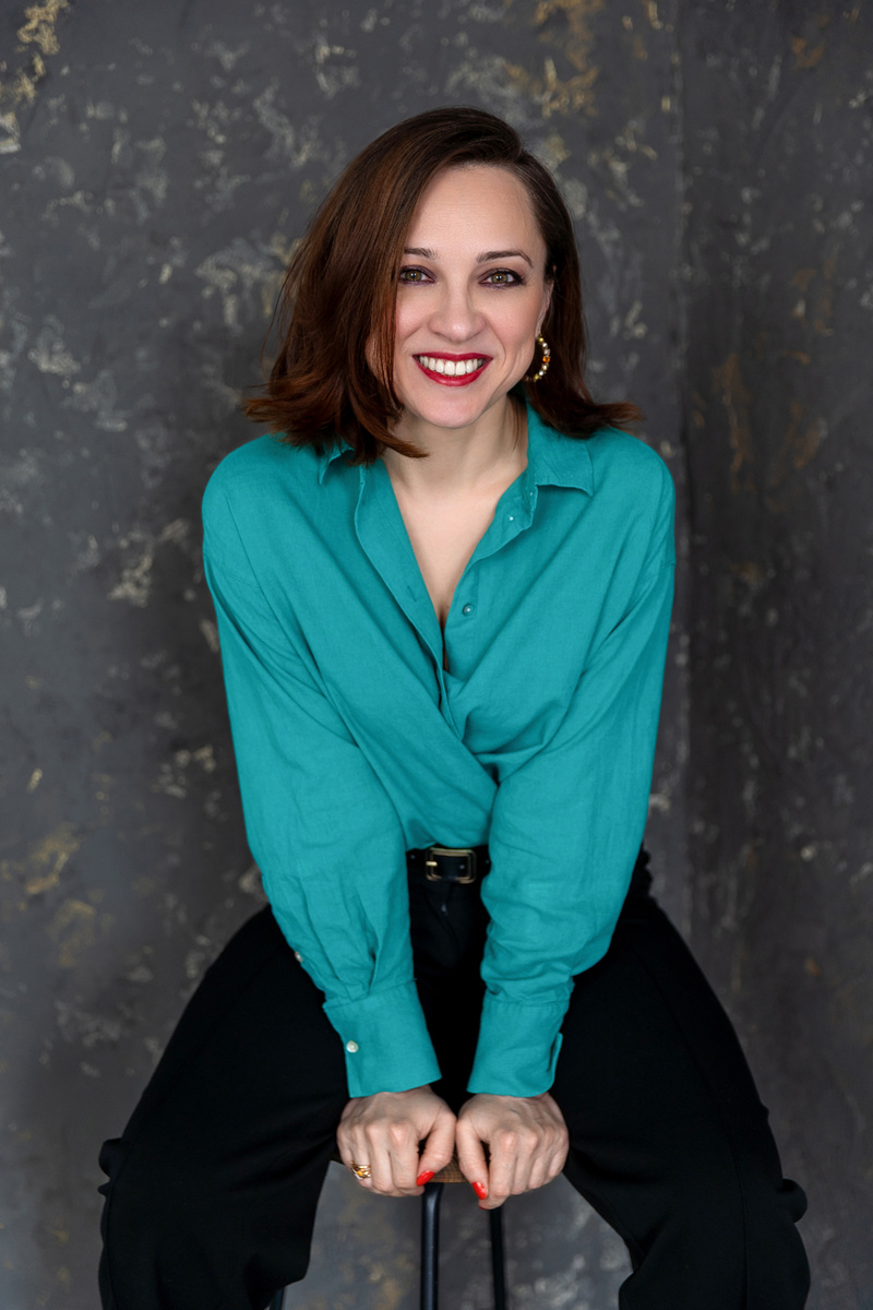 Примеряй одежду, когда ты в образе, а не после уборки квартиры или душа.
Лёгкий макияж, причёска, серьги — и ты сразу поймёшь, хочешь ли реально видеть себя в этой вещи в жизни, а не только в примерочной.