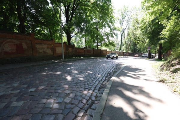 Беспрозванных пообещал не снимать брусчатку с улицы Галицкого