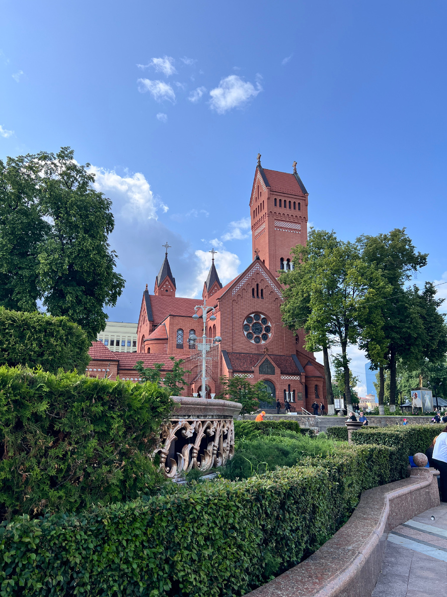 Вид на Костел с площади 