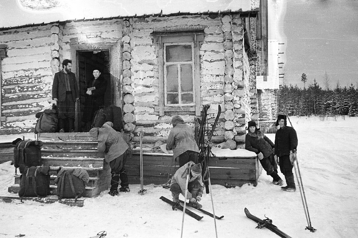 Ребятки слоняются по поселку незадолго до выхода дятловцев из 41-го квартала.