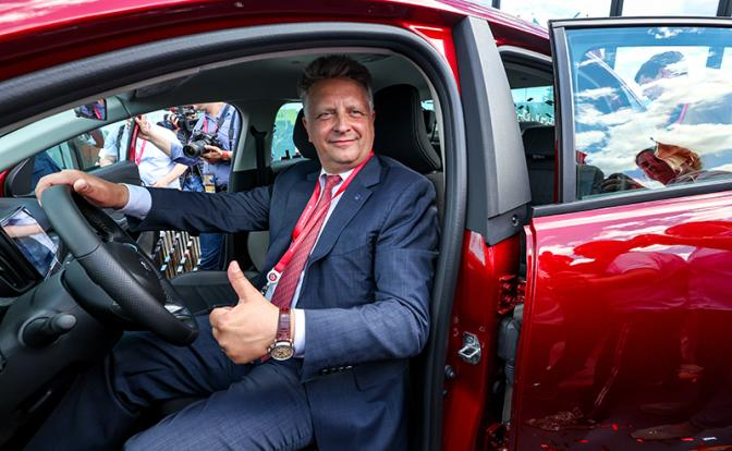 "Китайцам до новой Lada - как пешком до луны!". Глава "АвтоВАЗа", несмотря ни на что, считает, что Тольяттинский завод "делает вещи"