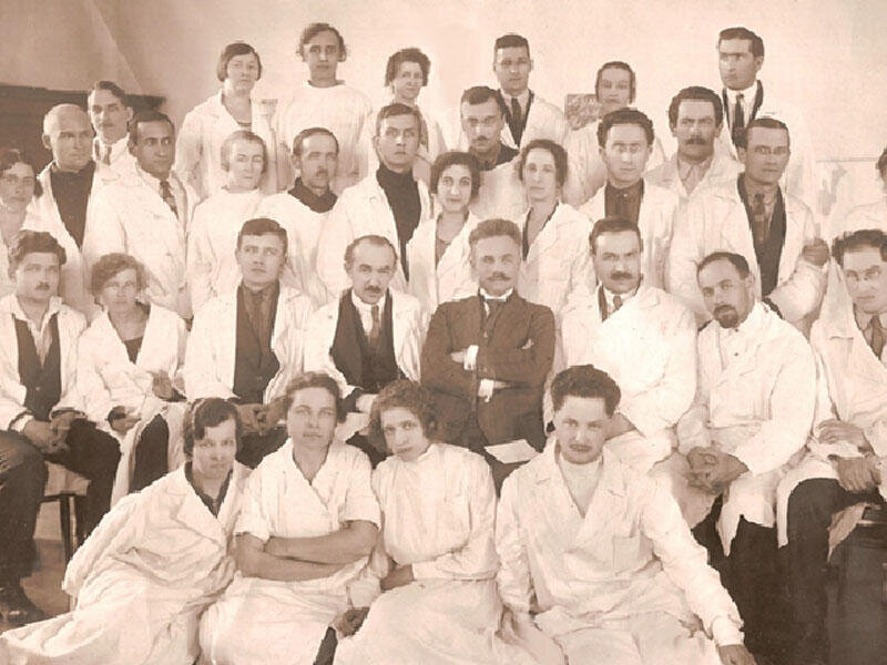 Профессор Плетнев (в темном костюме) в центре с коллегами