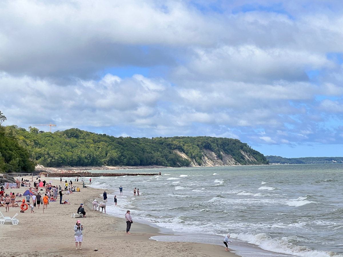 Погода здесь — как отношение к жизни: непредсказуемое. Иногда шутит, иногда сурово.