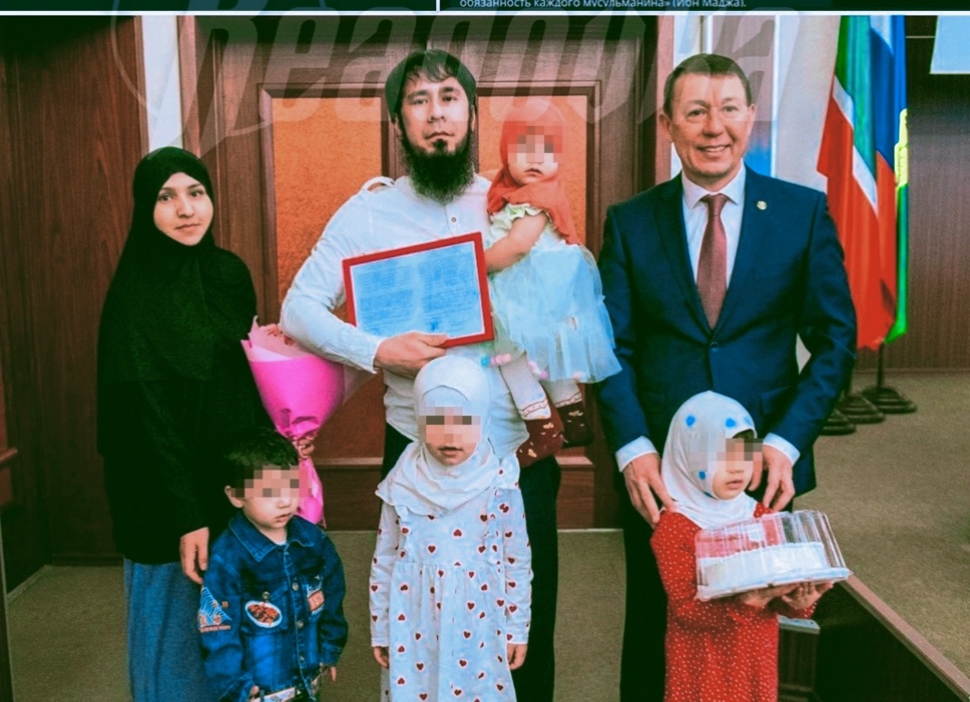 Из открытых источников в интернете. Вручение семье Мухиддина и Малики сертификата на жильё.