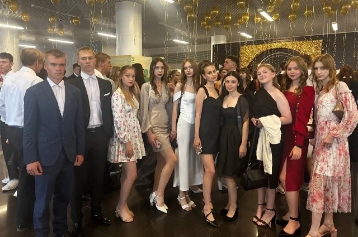    В Пензе на бале выпускников девушки в основном были в платьях черного цвета