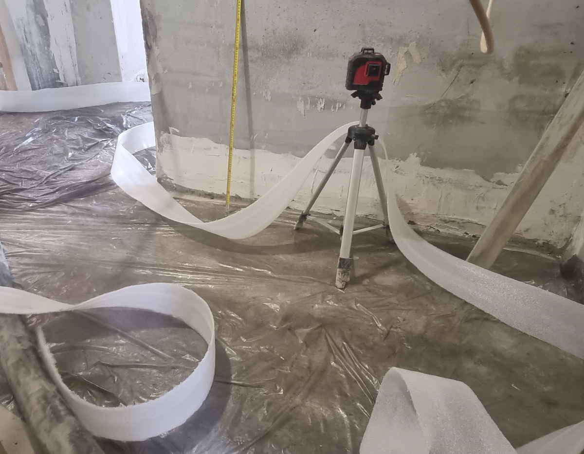 Установка лазерного уровня в процессе подготовки к устройству стяжки