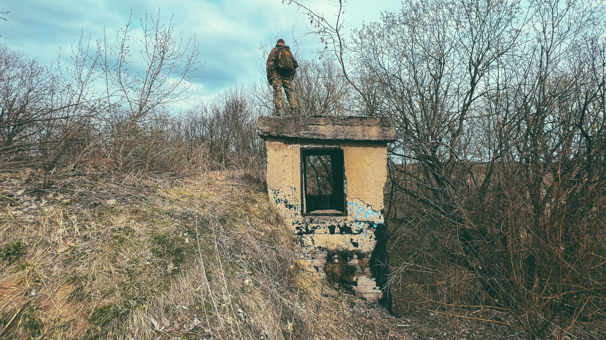 Александр на вершине оголовка аварийного выхода заброшенного двухэтажного военного бункера. 