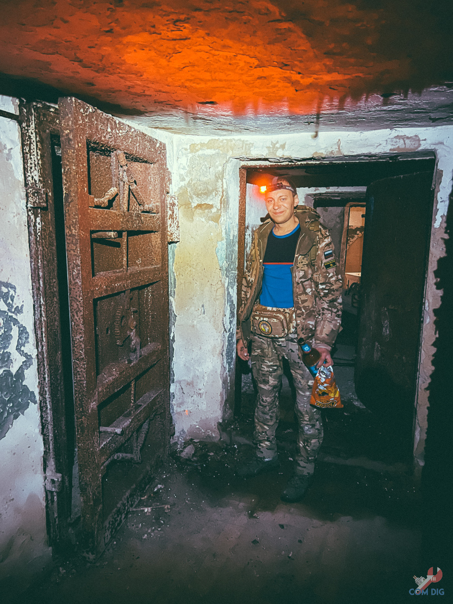 Александр в тамбуре-шлюзе заброшенного военного бункера. 