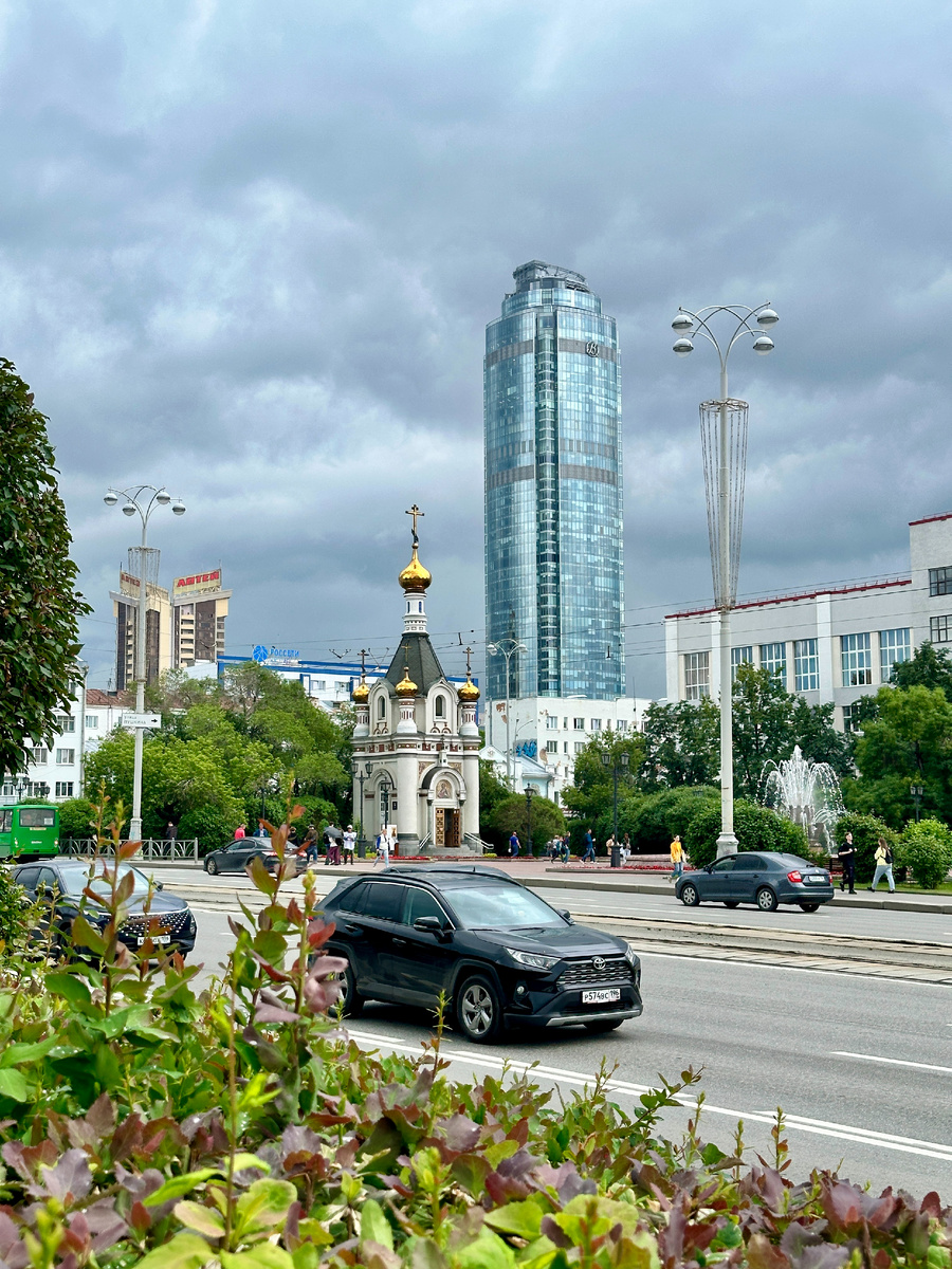 Проспект Ленина, вид на бизнес-центр "Высоцкий".