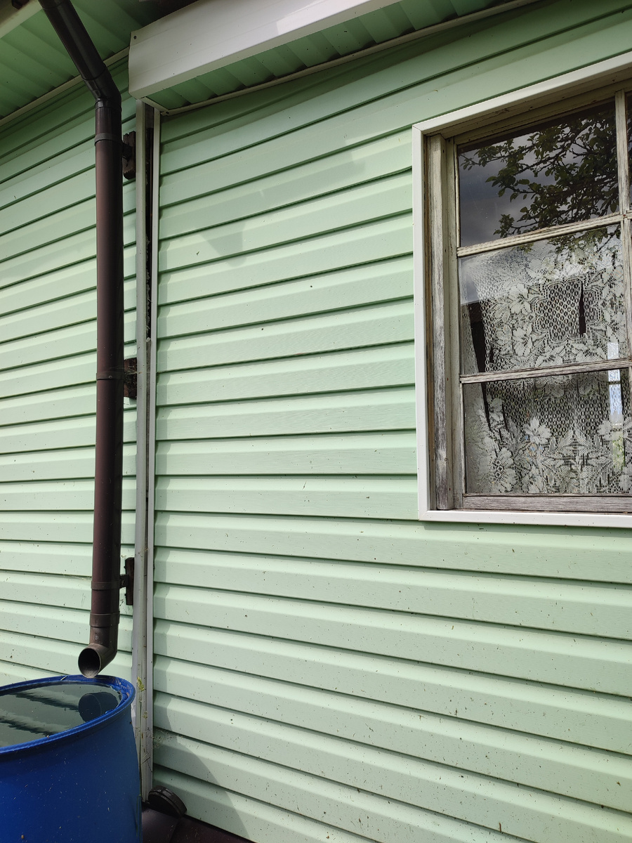 То что за трубой это сам дом. Где окно - крыльцо