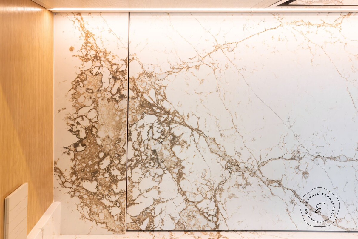 Фартук из кварцевого агломерата Quantra Quartz 9960 Pantheon