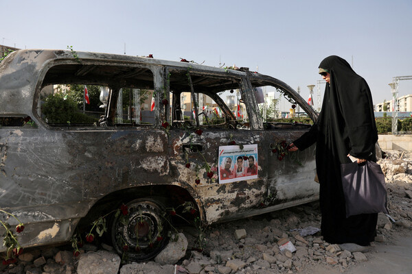 Женщина возле машины скорой помощи, сгоревшей в результате израильских атак в Тегеране, Иран, 23 июня 2025 года / Majid Asgaripour/WANA/Reuters 